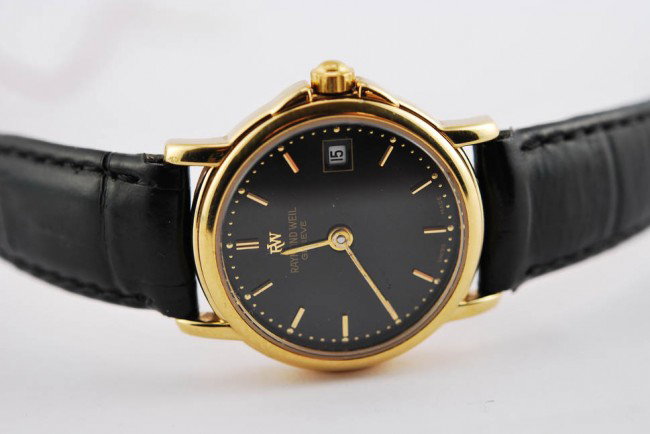 Raymond Weil ladies round watch w/leather band: Raymond Weil ladies round watch w/leather band