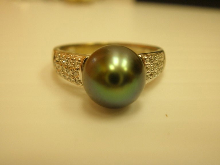 18K WG DIAMOND ENCRUSTED TAHITIAN PEARL RING: 18K WG DIAMOND ENCRUSTED TAHITIAN PEARL RING 5 GRAMS 0.30 CTS DIAMOND WEIGHT