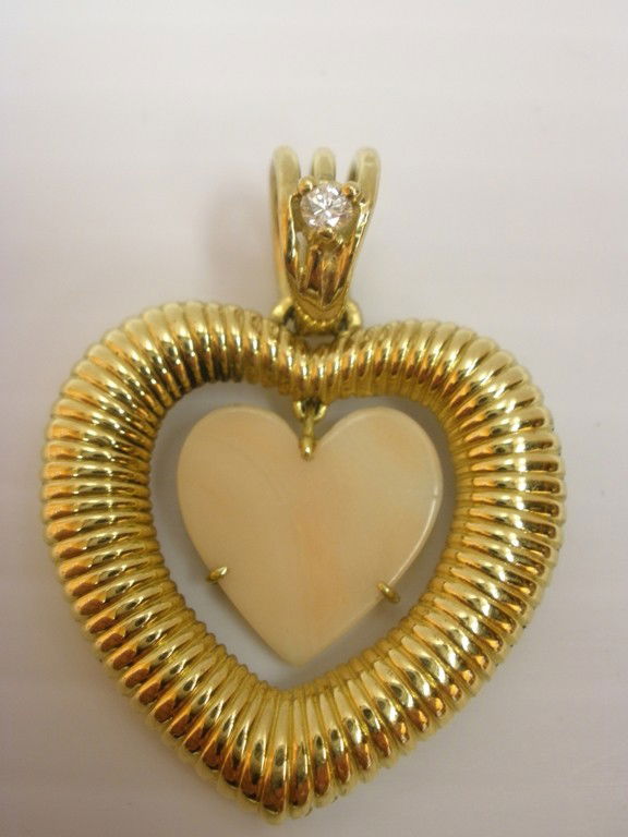 18K YG CORAL AND DIAMOND HEART PENDANT CIRCA 1965: 18KYG CORAL AND DIAMOND HEART PENDANT CIRCA 1965 VAN CLEEF AND ARPEL 6 PWT