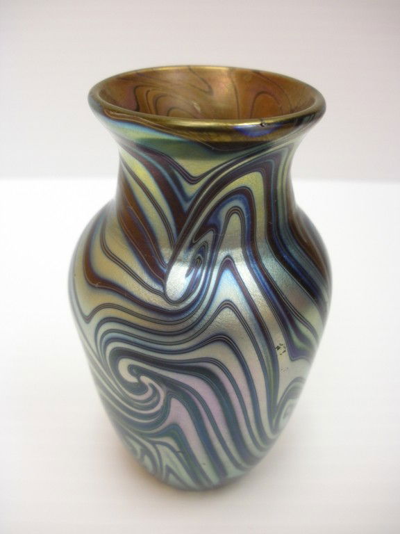LOETZ STYLE SIGNED IRIDESCENT ART GLASS VASE: LOETZ STYLE SIGNED IRIDESCENT ART GLASS VASE 3.5" H X 2' W