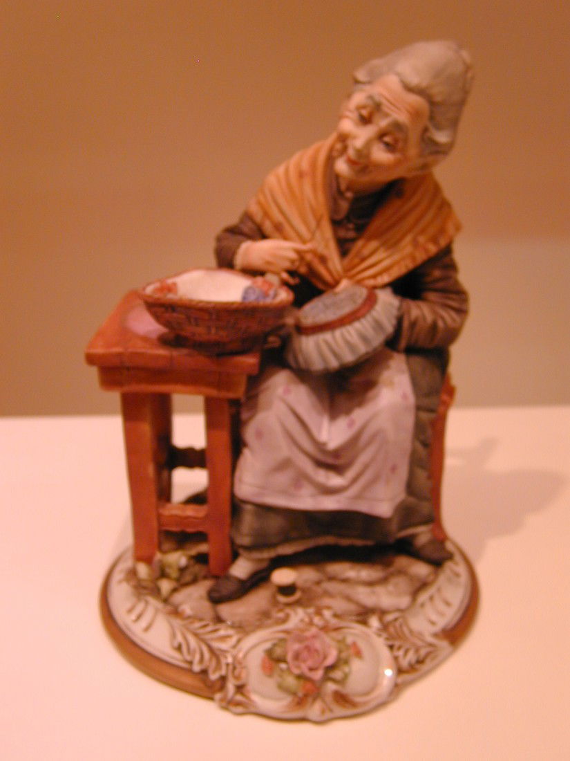 Capodimonte Oldlady sewing: Capodimonte Oldlady sewing
