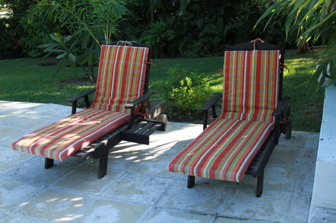 2 wooden pool recliners: 2 wooden pool recliners
