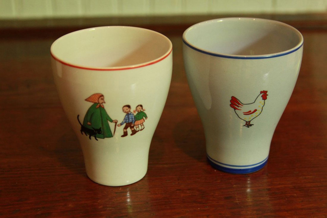 2 hand painted porcelain cups Arabia made in Finla: 2 hand painted porcelain cups Arabia made in Finland
