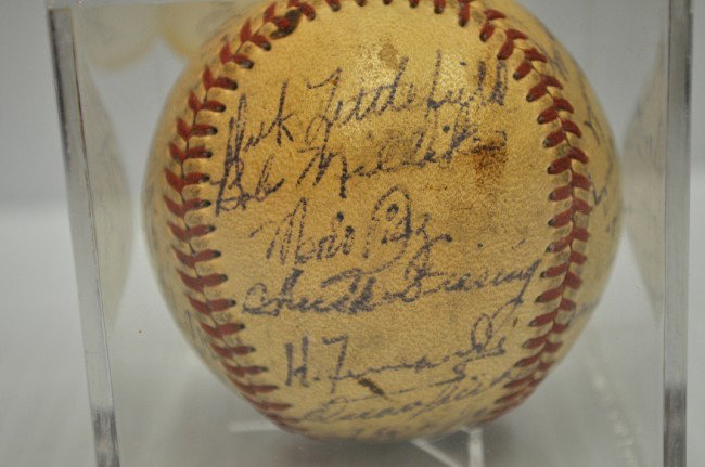 ALMENDARES CUBA SIGNED BASEBALL: 1950 ALMENDARES CUBA SIGNED BASEBALL BY ALL OF THE PLAYERS ON THE CUBAN BASEBALL TEAM CIRCA 1950 ALL OF THEIR SIGNATURES ARE HERE.