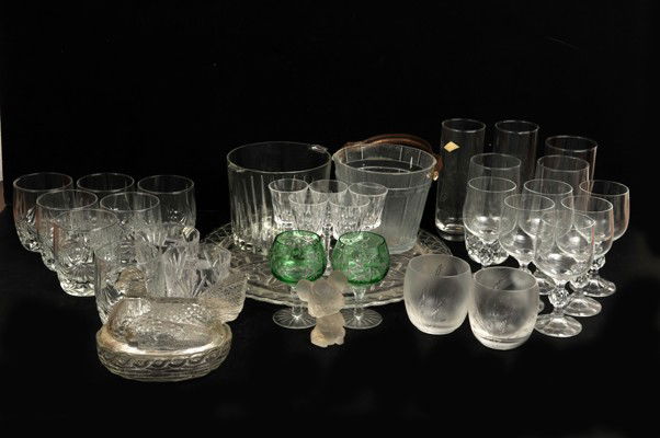 Decorative objects made on glass and crystal: 14 cups, 25 glasses, 2 coolers, 3 ashtrays, among others. 48 pieces in total