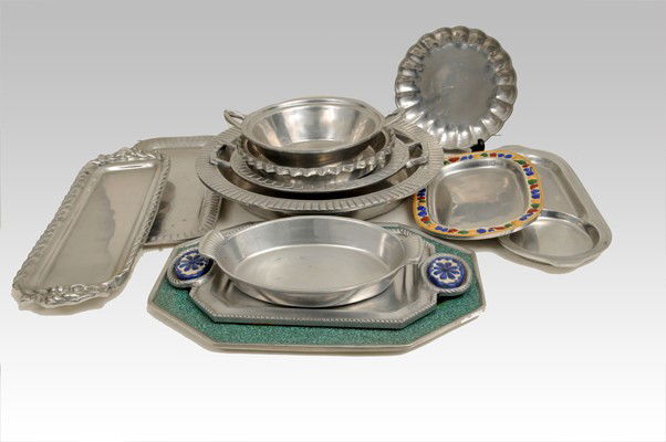 Lot of differente decorative art objects: 14 Pewter pieces that includes trays, plates, ashtrays, 2 talavera bowls. Total pieces: 30
