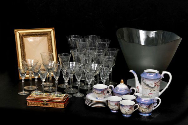 Mix lot of decorative art objects: a) Lot of cups for 4 persons,seed crystal, 4 water glasses, 8 wine cups. 4 coctel cups b) metal and wood frame, 26 x 21 cms. C) Tea set, porcelain glazed and polichromed, Japanese, for 4 people. Teapo