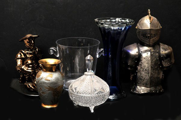 Six decorative art objects: a) Bombonera. Issued in glass. And diamond cut design. Faceted shooter. Height: 28 cm. Vase made on bronze, floral decoration height: 20 cms. C) cooler, made on glass, 24 x 22 cms. D) don quijote, pas