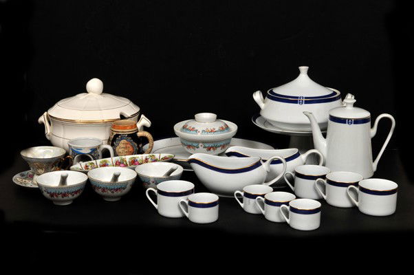 Lot of decorative objects made on porcelain and Pot: Glazed and painted. Glossy finish. A) open service for dinner, trisa brand, Includes: Tureen, 2 saucers, 2 platters of service, fruit bowl and 8 cups. B)Tureen, brand new san isidro c) 5 platters, chi
