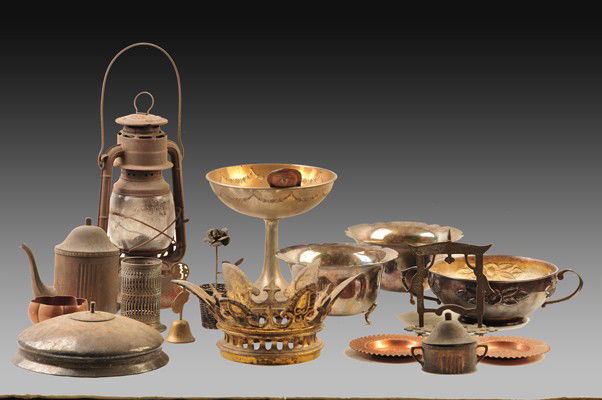 Mix lot of decorative art object made in metal: Comprising: Quinque. 9 centerpieces. 2 pair of candlesticks candles ea Humidifier. 5 ashtrays. 8 bases. 3 trays. Copa Corona. Flower basket. Deposit. Campana. Tea and sugar. Candlestick for 4 lights.