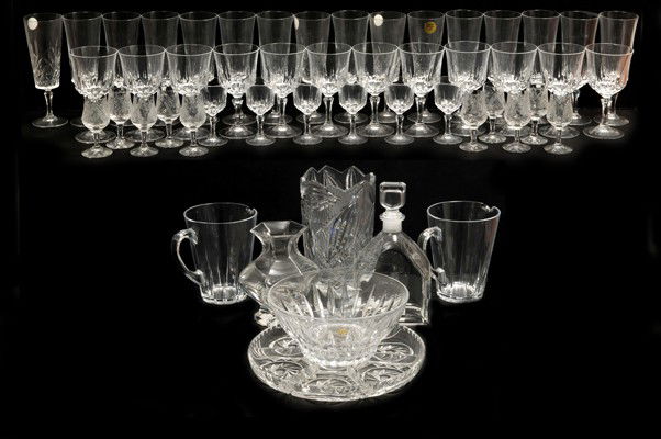 Lot of glass decorative objects: It consists of: 44 cups of different sizes. 2 jars. 2 vases. Centerpiece. Liquor. Botanero Plato. Some pieces have chipping. Total Parts: 51.