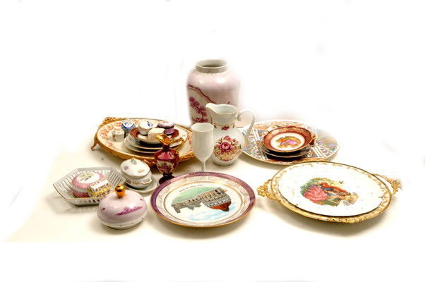 Lot of decorative objects made on porcelain and cer: a) 8 decorative plates. Glazed and painted. Glossy finish. Different brands (Limoges. Hutschenreuther. Heinrich). b) 2 trays. And polychrome enamel. Glossy finish. Limoges and Alfa brand. Floral decor