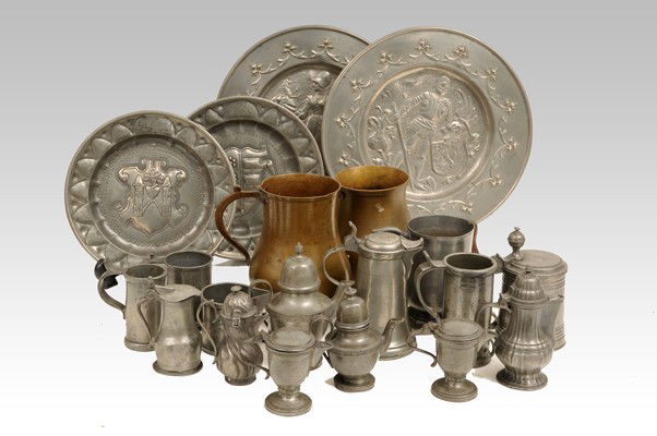 Mix lot of metal decorative objects: Made from pewter copper and zinc. 5jars . 11 jars of different sizes and gauges. 4 plates. Details of conservation. Total Parts: 20