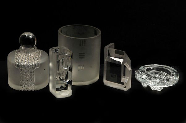 six decorative art objects of glass: a) Liquor. Matt and glossy finish. Ball shooter. Height: 20 cm. b) Vase. Kristaluxus brand. Matt and glossy finish. Height: 15 cm. c) paperweight. Cube-shaped design. Matt and glossy finish. d) paperw