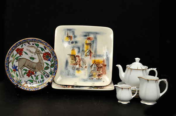 Lot of decorative objects made on porcelain and ce: a) 2 platters. Made in semiporcelana. Glazed and painted. Glossy finish. Cordan brand. Mexican origin. Home décor scene signed "White. " Square. Dimensions: 35 x 35 cm.b) Plato. Made of ceramic. Glaz