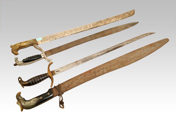 Cuatro machetes. Origen oaxaqueño. Decoración grab: Cuatro machetes.Origen oaxaqueño. Decoración grabada.a)"Cabrones yo su rey y mi caballo el segundo; o se amoldan a mi ley o los separo de este mundo [sic]". Largo: 80 cm.b) "Soy el valiente costeño