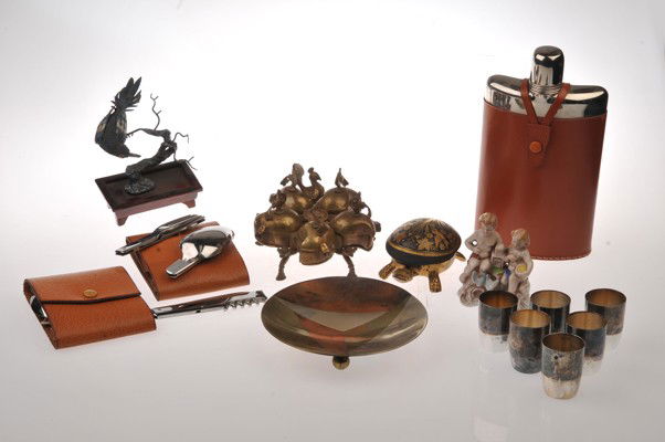 Mix lot of decorative objects, includes porcelain figui: Lote mixto.Consta de: Pastillero de bronce. Figura de ángeles elaborada en porcelana japonesa. Timbre en damasquinado con forma de tortuga. Figura de ave esmaltada. Cenicero elaborado en metal. Licor