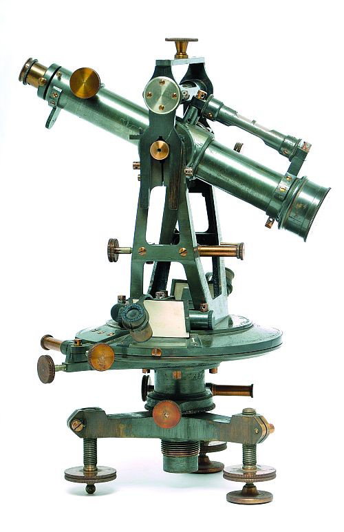 Theodolite old. German origin. Twentieth century. Marke: Teodolito antiguo. Origen alemán. Siglo XX. Marcado "Otto Fennel Sohne in Cassel". Acabado en tono verde. Se incluye estuche de madera. Detalles de conservación, estructura y funcionamiento. Altura: