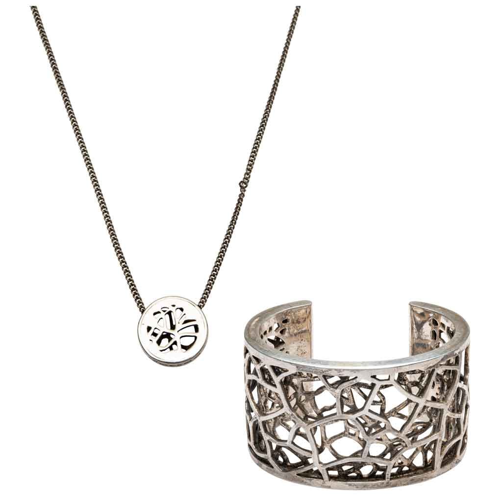 GARGANTILLA Y BRAZALETE DE LA FIRMA TANE EN PLATA 925, COLECCIÓN JAN HENDRIX Gargantilla (requiere: GARGANTILLA Y BRAZALETE DE LA FIRMA TANE EN PLATA 925, COLECCIÓN JAN HENDRIXGargantilla (requiere reparación) con broche plegable. Largo: 42.5 cm aprox.Brazalete con diseño abierto. Medida: 13.0 cm