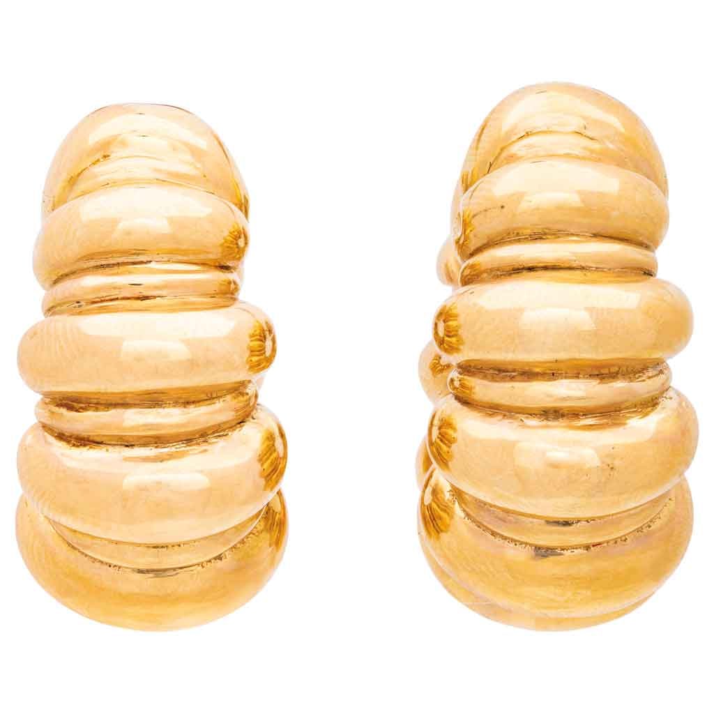 PAR DE ARRACADAS EN ORO AMARILLO DE 18K DE LA FIRMA CHIMENTO Poste y seguro a presión. Peso: 8.0: PAR DE ARRACADAS EN ORO AMARILLO DE 18K DE LA FIRMA CHIMENTOPoste y seguro a presión. Peso: 8.0 g. Tamaño: 2.4 x 1.2 cm aprox.