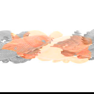 PRENDEDOR CON CORAL EN ORO AMARILLO DE 10K En forma de Pez Koi. Alfiler y seguro. Peso: 23.9 g.: PRENDEDOR CON CORAL EN ORO AMARILLO DE 10KEn forma de Pez Koi. Alfiler y seguro. Peso: 23.9 g. Tamaño: 7.1 x 2.5 cm aprox. Coral tallado color rosa: 71.0 x 25.0 mm aprox.