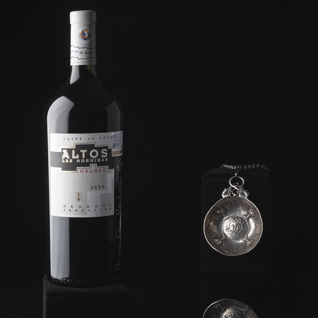 Altos Las Hormigas "Magnum". Cosecha: 2009.Mendoza, Argentina.Nivel: en el cuello.92 / 100.1500: Altos Las Hormigas "Magnum".Cosecha: 2009.Mendoza, Argentina.Nivel: en el cuello.92 / 100.1500 ml.Firmada para Don Pedro por Alberto Antonini enólogo de la bodega.