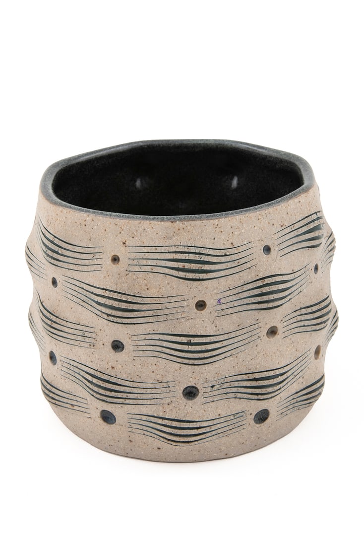 GUSTAVO PÉREZ. Sin título. Firmada y fechada 3-03-95 en la base. Cerámica a la alta temperatura.: GUSTAVO PÉREZ(Ciudad de México, 1950 - )Sin títuloFirmada y fechada 3-03-95 en la baseCerámica a la alta temperatura9 x 14 x 14 cm