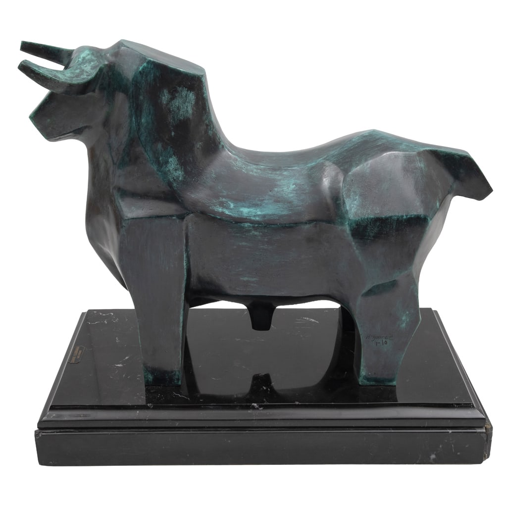 HERIBERTO JU?REZ. Toro cubista. Firmada. Escultura en bronce 1 / 10 en base de mármol. 44.5 x 51.5: HERIBERTO JU?REZ(Estado de México, 1932 - Ciudad de México, 2008) Toro cubista FirmadaEscultura en bronce 1 / 10 en base de mármolCon certificado de autenticidad del artista.Otra versión de esta o