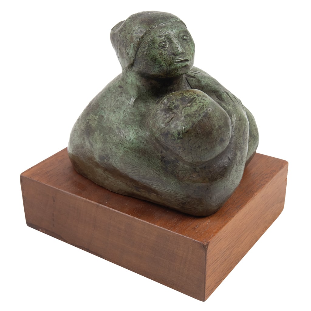 ROSA CASTILLO. Maternidad. Firmada Escultura en bronce en base de madera. 13 x 10.5 x 12.5 cm: ROSA CASTILLO(Jalisco, 1910 - Ciudad de México, 1989) Maternidad FirmadaEscultura en bronce en base de maderaProcedencia: perteneció a la colección de María Luisa Novelo.Presenta mínimos detalles