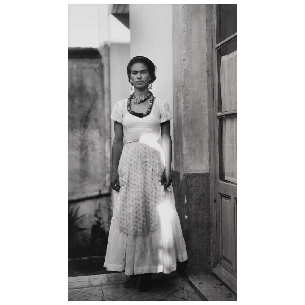 GUILLERMO D?VILA. Frida Kahlo, ca. 1935. Sin firma. Plata gelatina. 44.5 x 25.5 cm medidas totales (1 of 1)