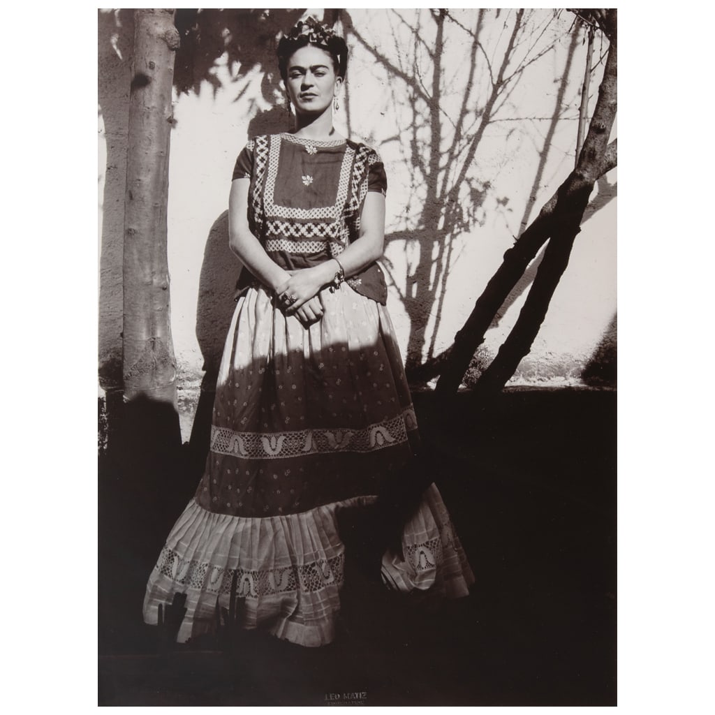 LEO MATIZ. Frida y árbol en La Casa Azul, ca. 1944. Sin firma. Plata gelatina. 42.5 x 32 cm medidas (1 of 1)