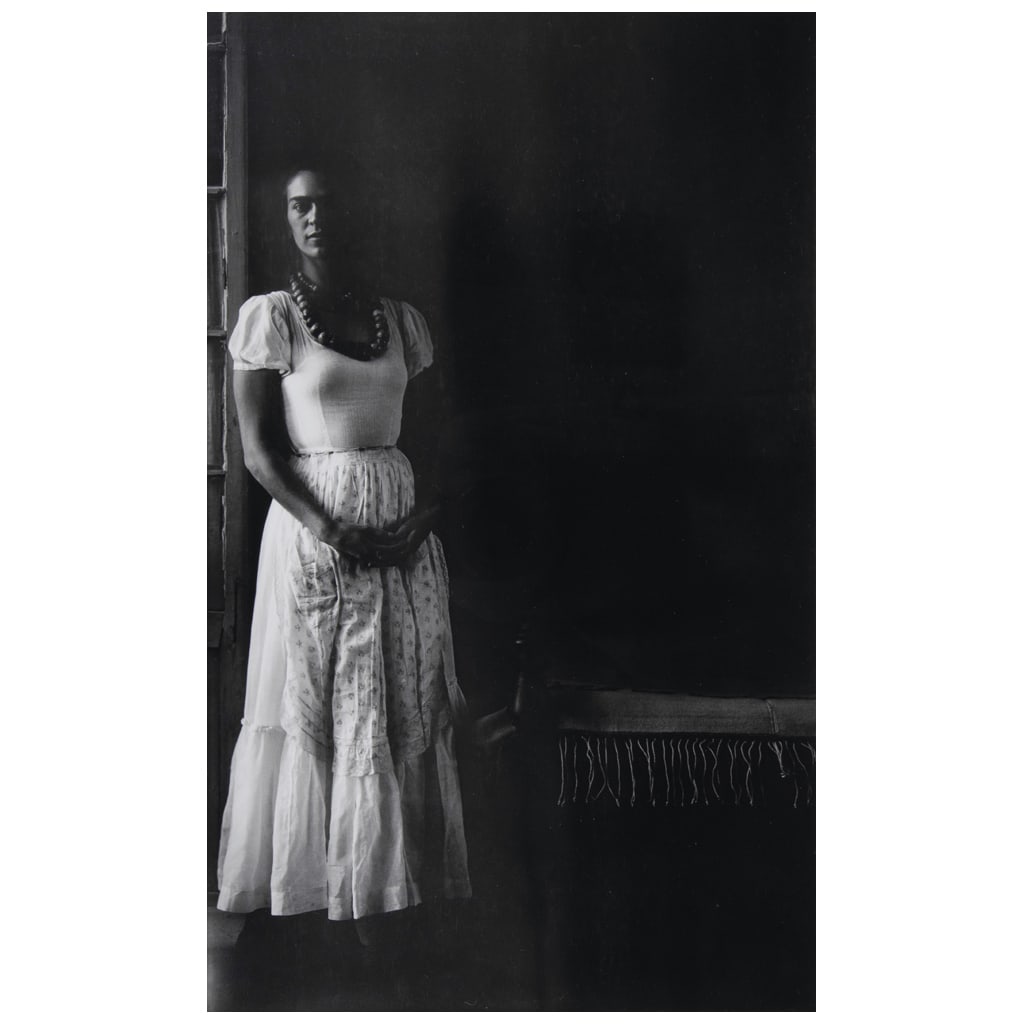 GUILLERMO D?VILA. Frida Kahlo, ca. 1935. Sin firma. Plata gelatina. 44.5 x 26 cm medidas totales (1 of 1)