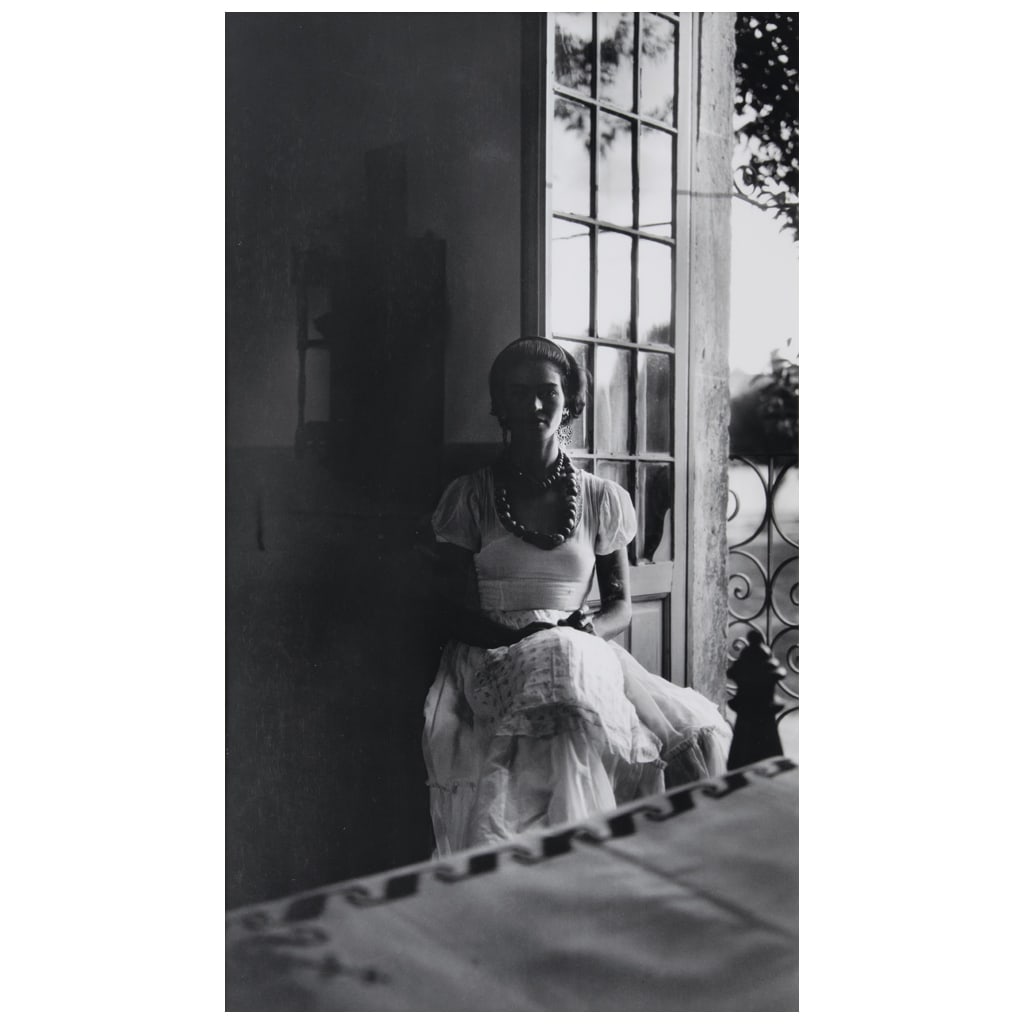 GUILLERMO D?VILA. Frida Kahlo en el estudio de Diego Rivera, ca. 1935. Sin firma. Plata gelatina. (1 of 1)