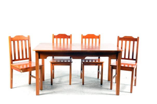 Antecomedor. Elaborado en madera enchapada de encino.: Antecomedor. Elaborado en madera enchapada de encino. Consta de: a) Mesa. Con cubierta rectangular. b) 6 Sillas. Piezas: 7