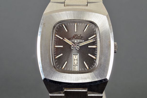 Reloj. Marca Mido Multistar. En acero. Mecanismo: Reloj. Marca Mido Multistar. En acero. Mecanismo automático. Con caja rectangular y carátula gris. Pulso de acero. Funcional.