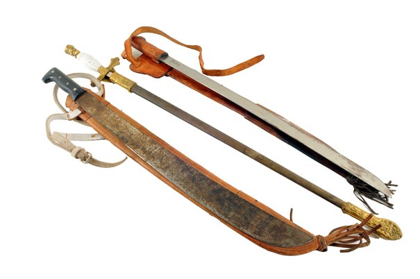 Espada y par de machetes. Elaborados en metal.: Espada y par de machetes. Elaborados en metal. Diferentes diseÃ±os. Con empuÃ±aduras de resina y piel. Con fundas de piel. Presenta detal