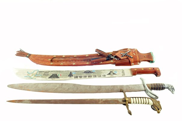 Lote de machetes y espadÃ­n. Origen mexicano. En metal.: Lote de machetes y espadÃ­n. Origen mexicano. En metal. Con grabado de la Universidad Militar Latinoamericana, entre otros. 3 pzs