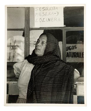 Carrillo, Manuel. Retrato de Anciana. FotografÃ­a en: Carrillo, Manuel. Retrato de Anciana. FotografÃ­a en blanco y negro, 25 x 20 cm. Con sello de Manuel Carrillo al reverso.
