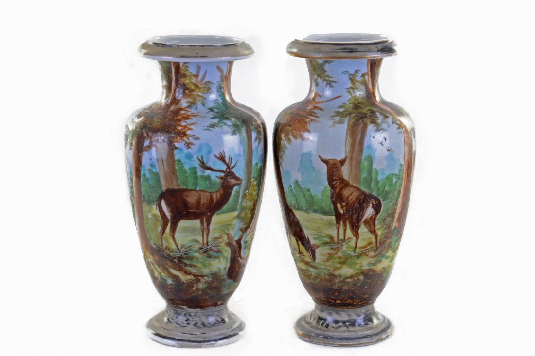 Par de floreros. En porcelana. Decorados con paisaje: Par de floreros. En porcelana. Decorados con paisaje boscoso, pintados a mano.