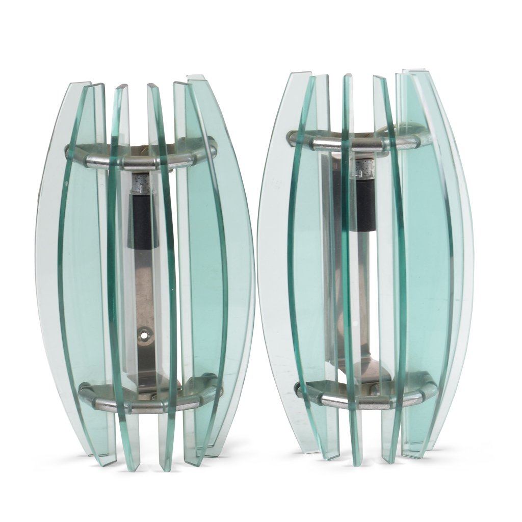 Par de arbotantes. Italia. AÃ±os 60. Elaborados en: Par de arbotantes. Italia. AÃ±os 60. Elaborados en cristal color verde. DiseÃ±o de Veca Italy. Para 1 luz. Con pantallas a manera de gajo