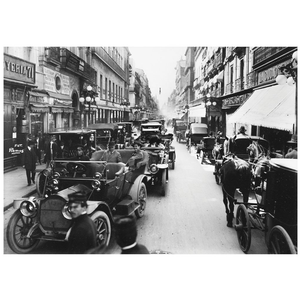 MANUEL RAMOS, Fords T, Buicks, Protos y Studebakers: MANUEL RAMOS, Fords T, Buicks, Protos y Studebakers comparten con calesas y carretelas la calle 5 de Mayo, Ciudad de MExico, ca. 1917, gelatine silver process, 31 x 44 cm / 12.2 x 17.3 inches, With ce