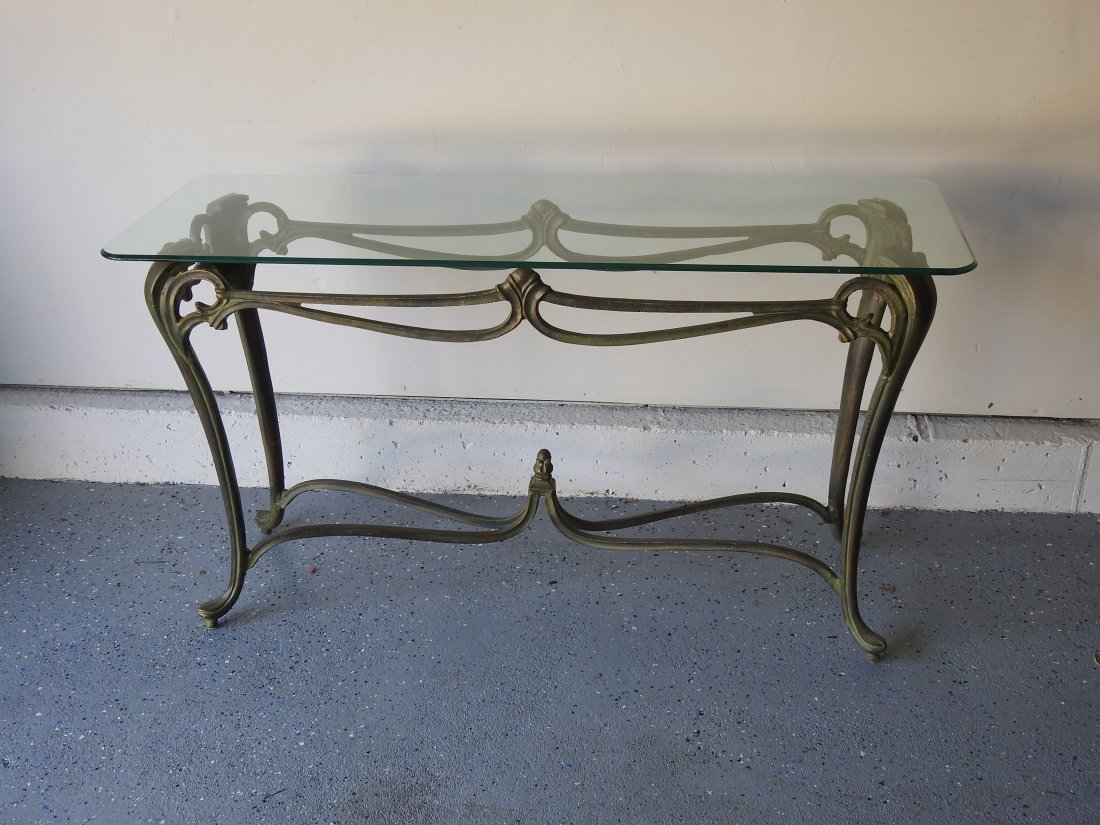 ROCCO STYLE CONSOLE: In good condition.