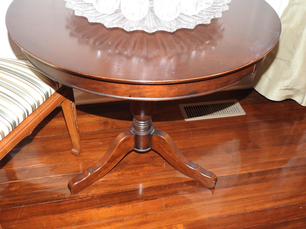 Mahogany Center Table: Mahogany center table in fair condition. Measurements are 28"x33 1/2".