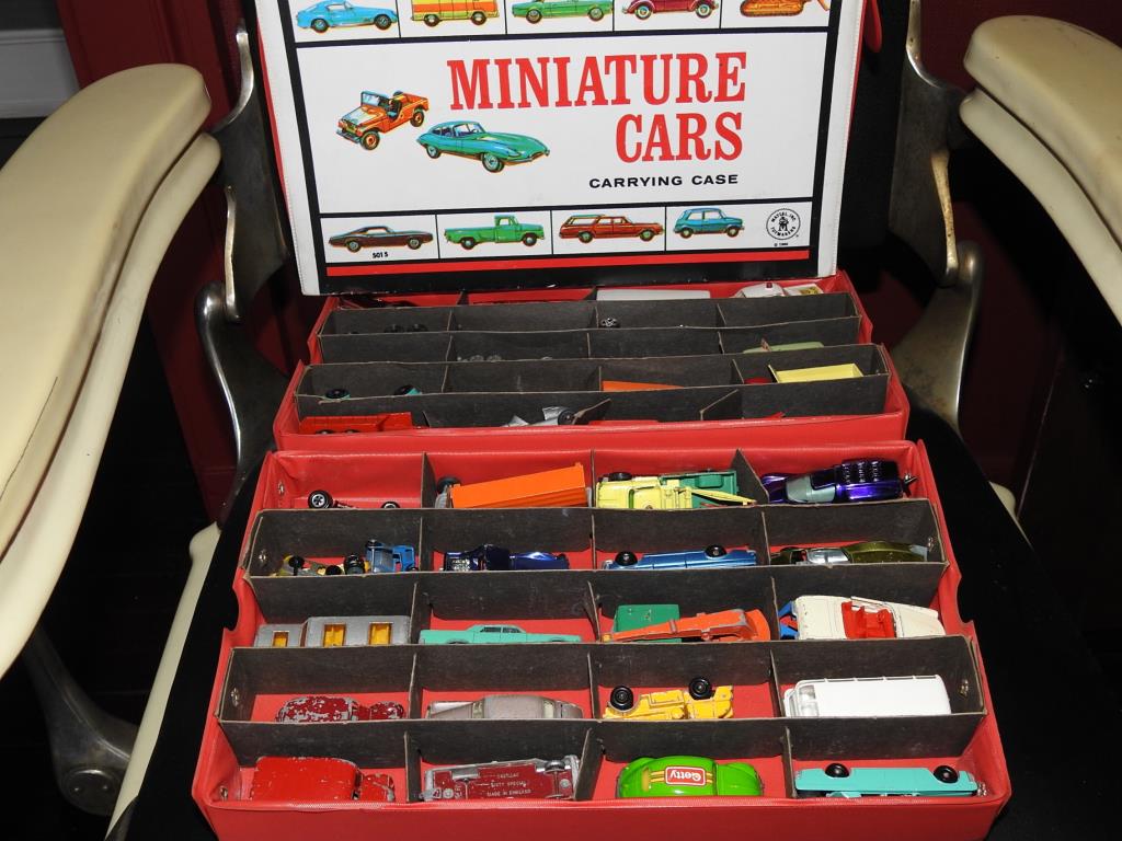 Matchbox Case And Cars: Matchbox case and assorted cars. Lot is in good condition.