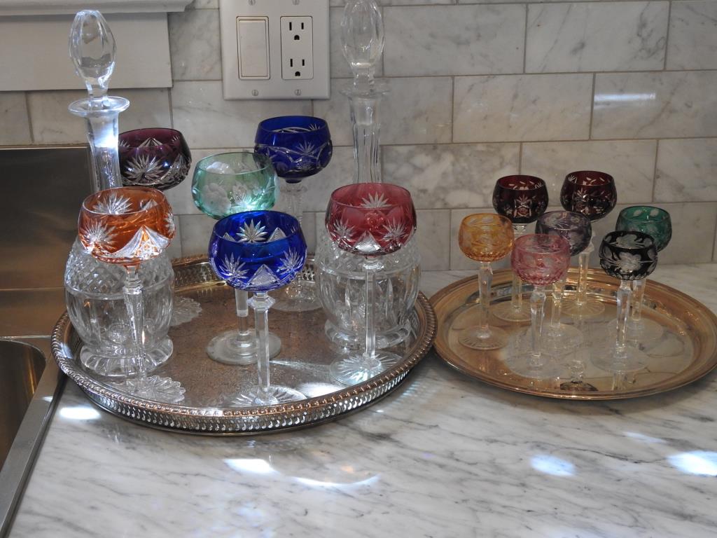 Winestems And Decantor Lot: Winestems and decantor lot in good condition.