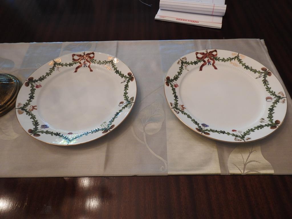 Tableware Lot: Assorted tableware lot in good condition.