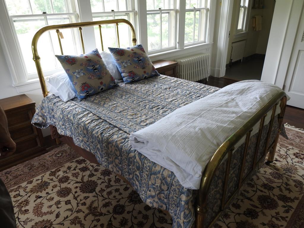 Full Sized Bed frame (1 of 3)