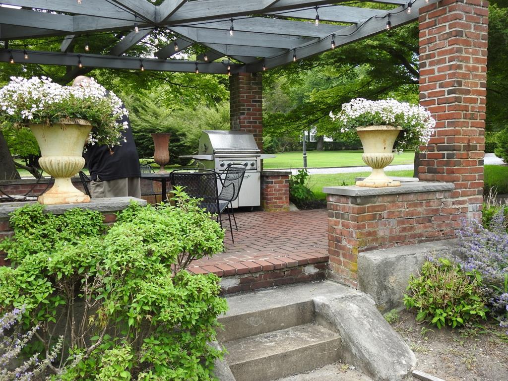 Pair Of Victorian Style Garden Planters (1 of 4)