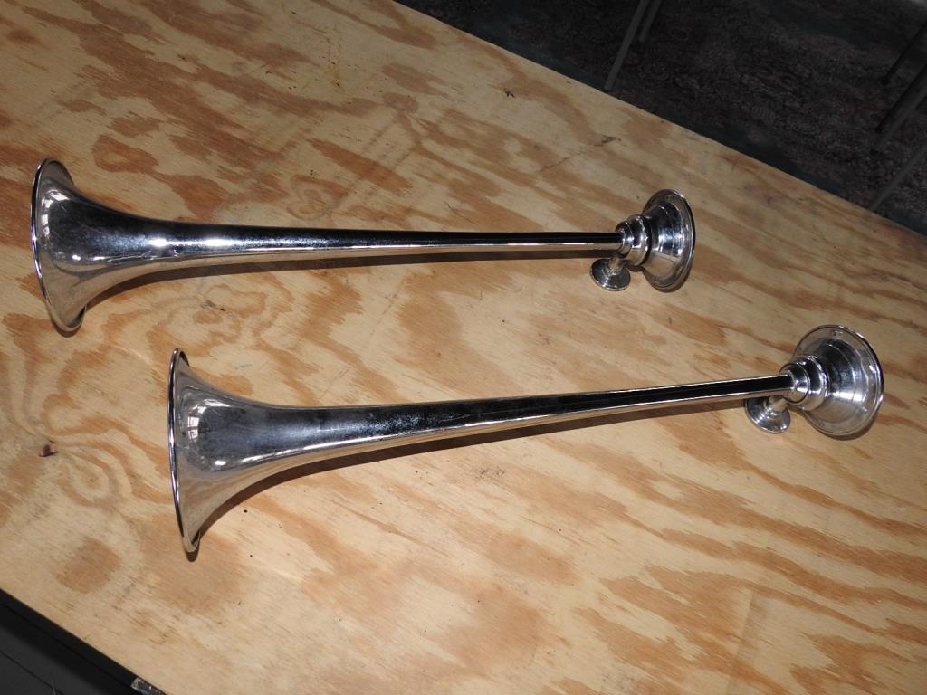 2-VINTAGE CHROME FIRE HORNS (1 of 7)