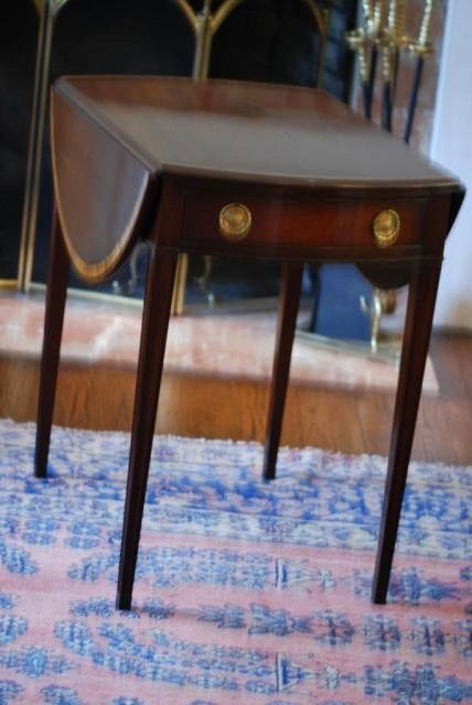 FEDERAL STYLE PEMBROKE TABLE: Federal Style Drop Leaf Pembroke Table, mahogany with satinwood cross banding, custom quality, probably Sabolt & Cleland, Philadelphia, PA, in good condition, 27-1/2" high x 19-1/2" wide x 29-1/2" dee